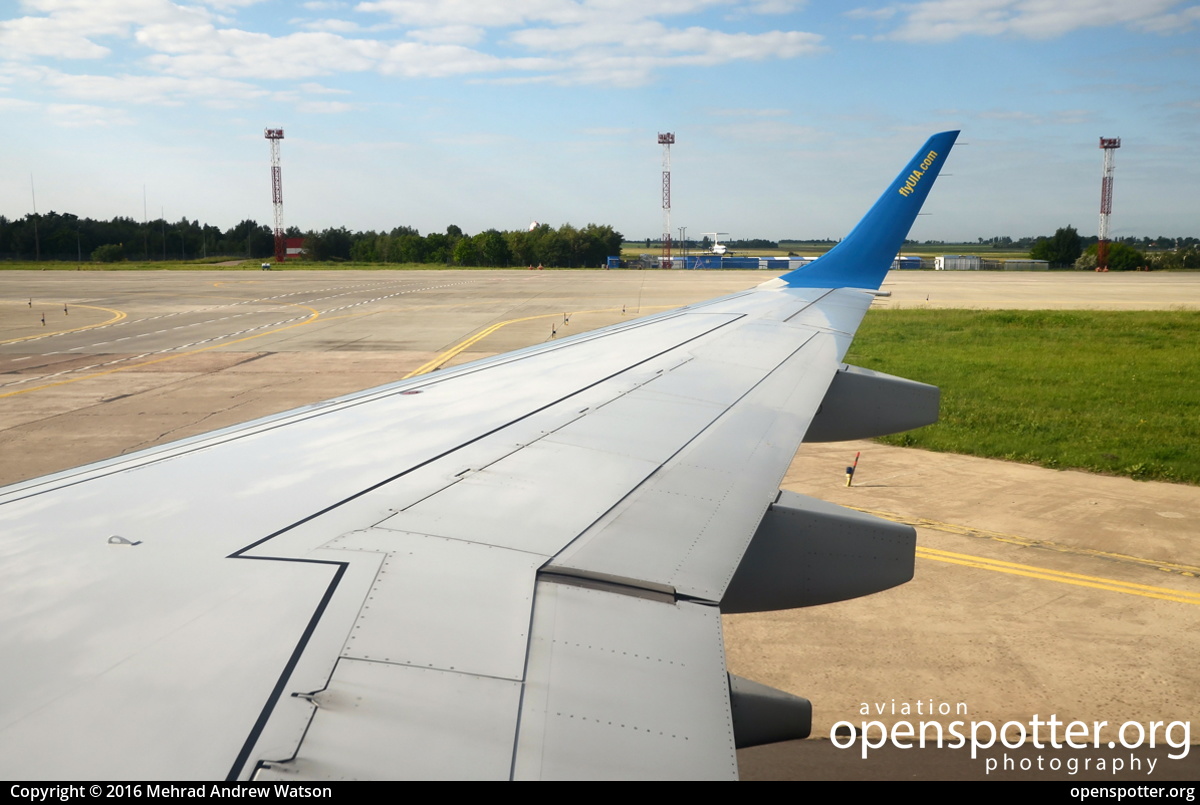 UR-EMD - Ukraine International Airlines Embraer ERJ-190LR (ERJ-190-100 LR) at Boryspil Airport (KBP/UKBB) taken by Mehrad Andrew Watson | openspotter.org | ID: 30542