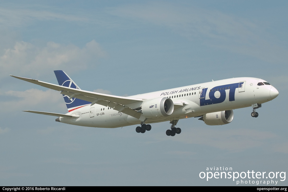 SP-LRA - LOT Polish Airlines Boeing 787-881 Dreamliner at Frederic Chopin International Airport (WAW/EPWA) taken by Roberto Riccardi | openspotter.org | ID: 36329