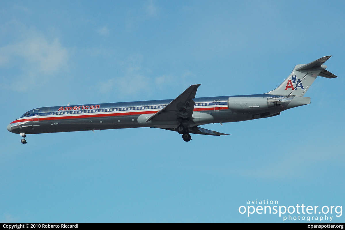 N510AM - American Airlines McDonnell Douglas MD-82 at McCarran International Airport (LAS/KLAS) taken by Roberto Riccardi | openspotter.org | ID: 3916