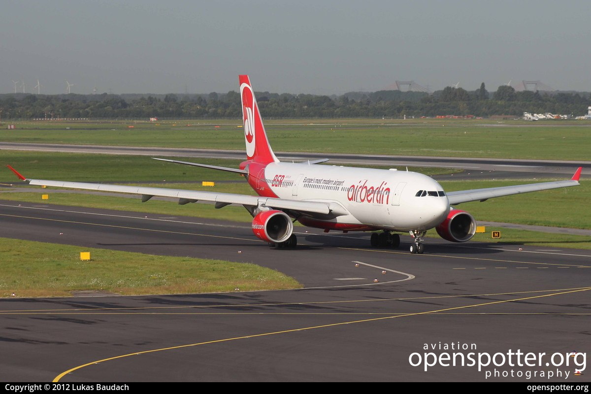 D-ALPI - Air Berlin Airbus A330-223 at Düsseldorf International Airport (DUS/EDDL) taken by Lukas Baudach | openspotter.org | ID: 4040