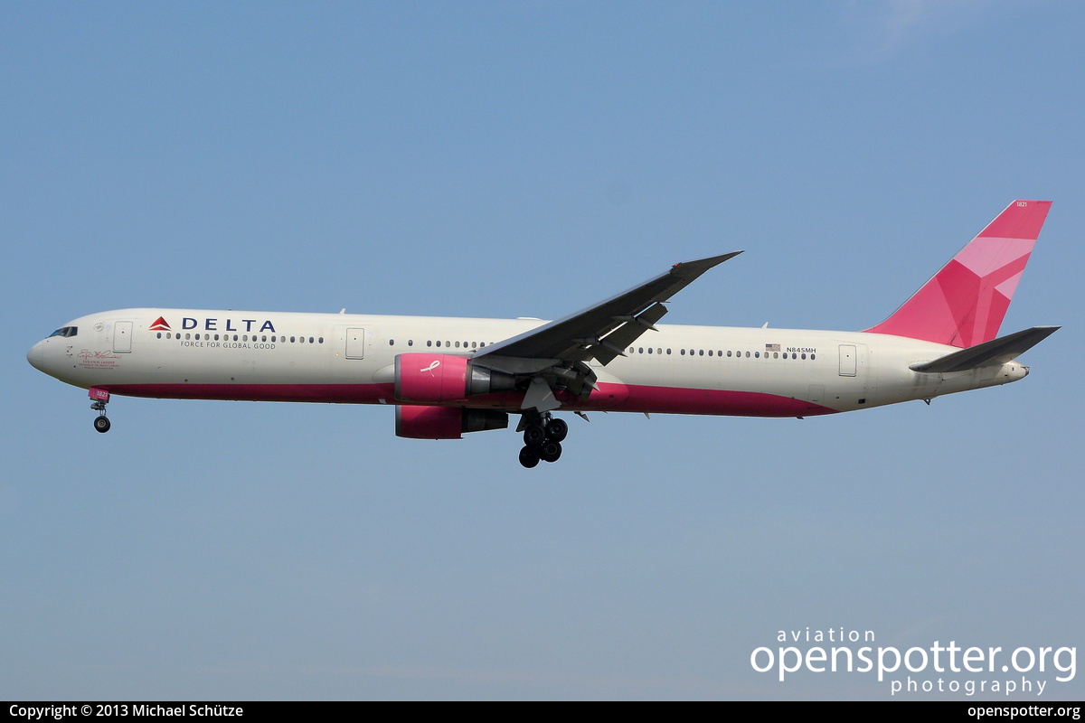 N845MH - Delta Air Lines Boeing 767-432(ER) at London Heathrow Airport (LHR/EGLL) taken by Michael Schütze | openspotter.org | ID: 7135
