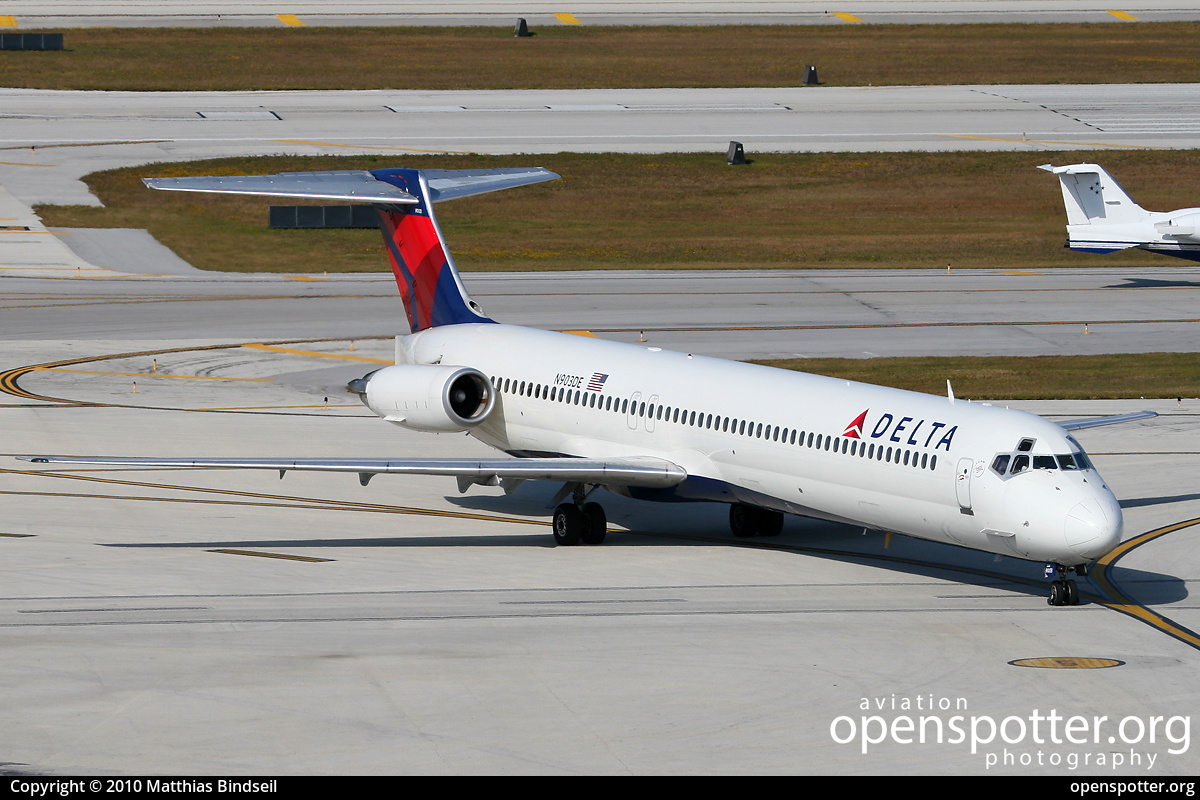 N903DE - Delta Air Lines McDonnell Douglas MD-88 at Fort Lauderdale-Hollywood International Airport (FLL/KFLL) taken by Matthias Bindseil | openspotter.org | ID: 8136