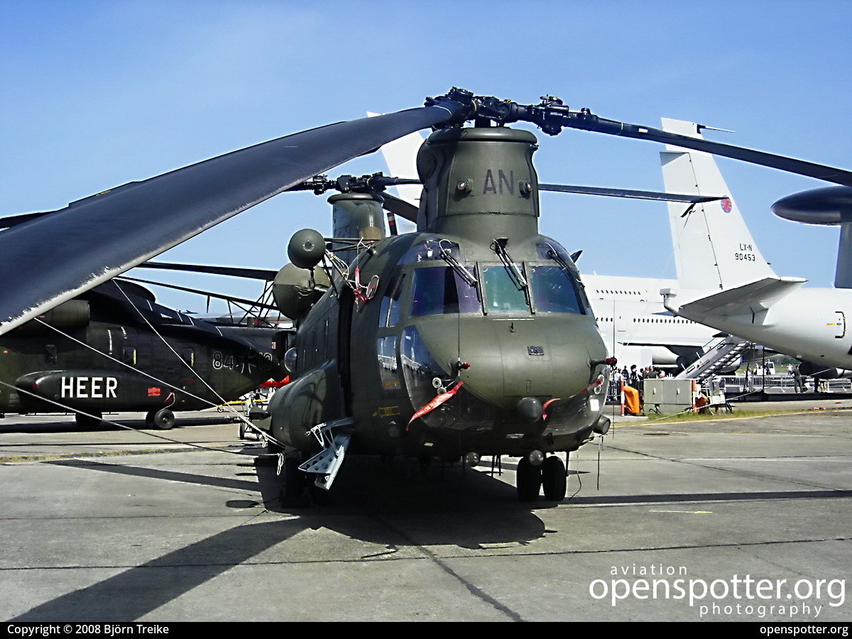 ZA705 - Royal Air Force Boeing Chinook HC2 at Berlin-Schönefeld International Airport (SXF/EDDB) taken by Björn Treike | openspotter.org | ID: 8275