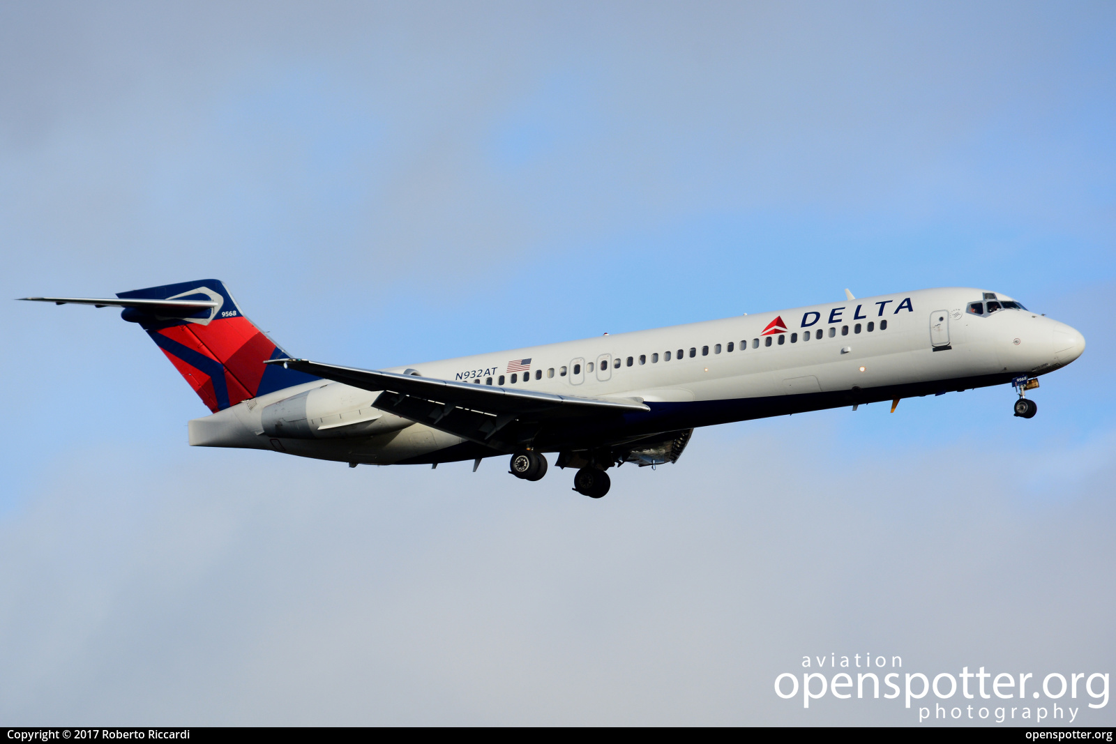 N932AT - Delta Air Lines Boeing 717-231 at Seattle-Tacoma International Airport (SEA/KSEA) taken by Roberto Riccardi | openspotter.org | ID: 51538
