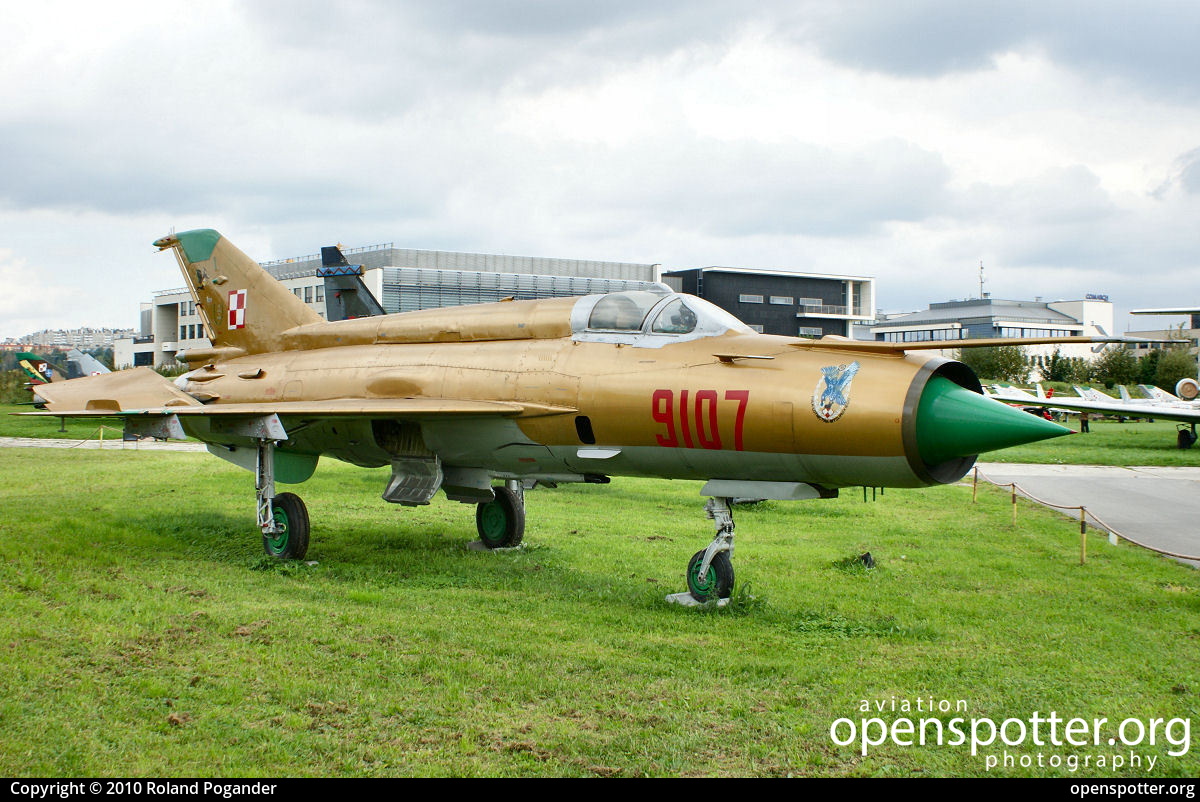 9107 - Polish Air Force Mikroyan Gurevich MiG-21MF at off airport taken by Roland Pogander | openspotter.org | ID: 27123