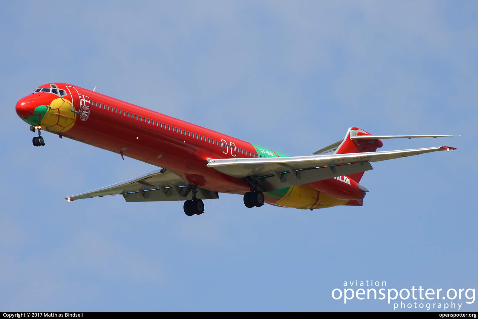 OY-RUE - DAT Danish Air Transport McDonnell Douglas MD-83 at Charles de Gaulle International Airport (Roissy Airport) (CDG/LFPG) taken by Matthias Bindseil | openspotter.org | ID: 44493