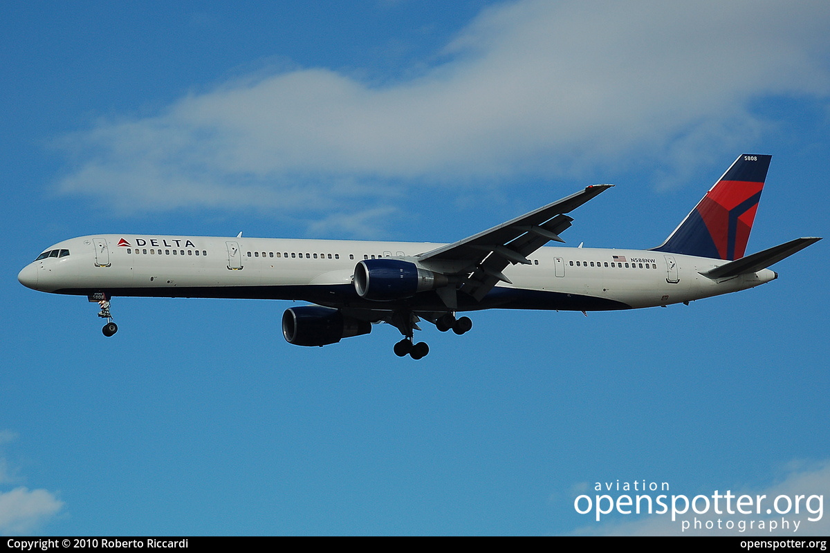N588NW - Delta Air Lines Boeing 757-351 at McCarran International Airport (LAS/KLAS) taken by Roberto Riccardi | openspotter.org | ID: 3547