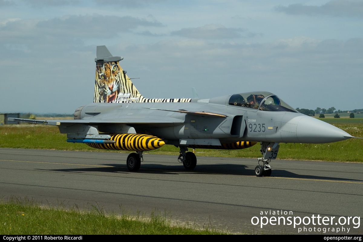9235 - Czech Air Force Saab JAS-39C Gripen at Cambrai – Épinoy Air Base (XCB/LFQI) taken by Roberto Riccardi | openspotter.org | ID: 11728