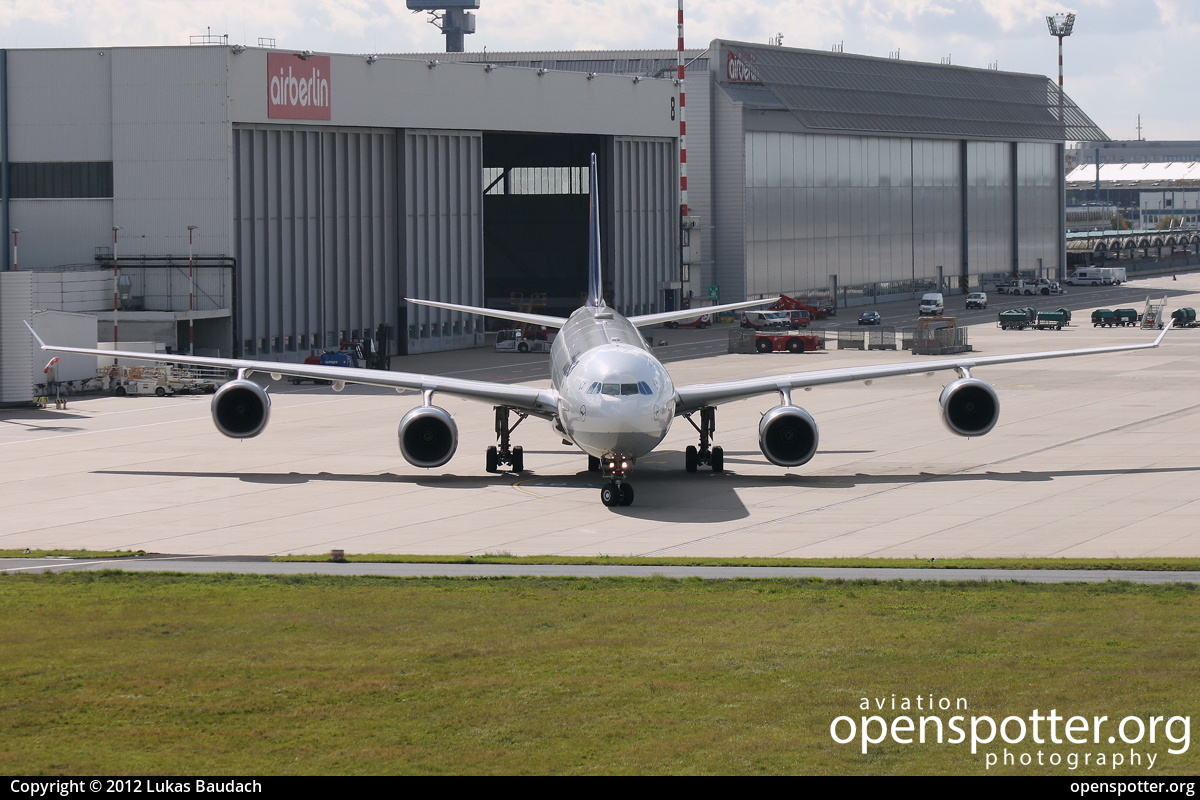 D-AIHP - Lufthansa Airbus A340-642X at Düsseldorf International Airport (DUS/EDDL) taken by Lukas Baudach | openspotter.org | ID: 4609