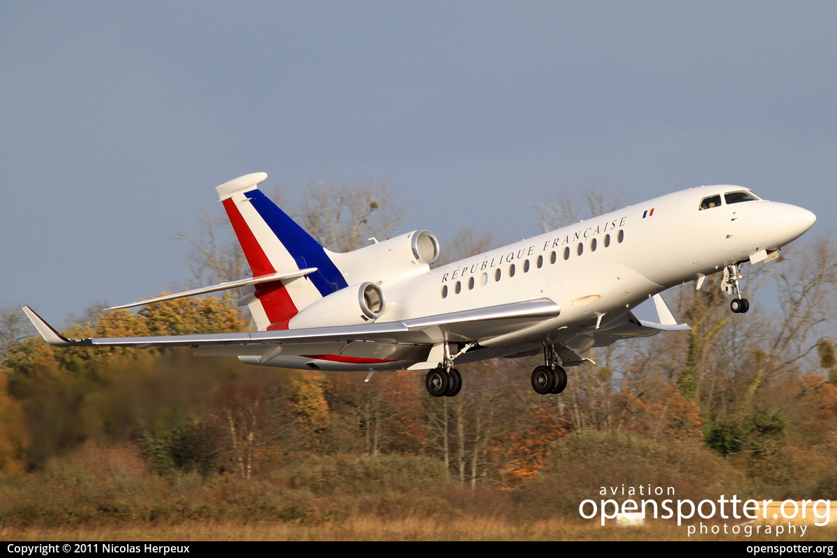 F-RAFB - France Air Force (Armée de l'Air) Dassault Falcon 7X at Dinard - Pleurtuit - Saint-Malo Airport (DNR/LFRD) taken by Nicolas Herpeux | openspotter.org | ID: 5375