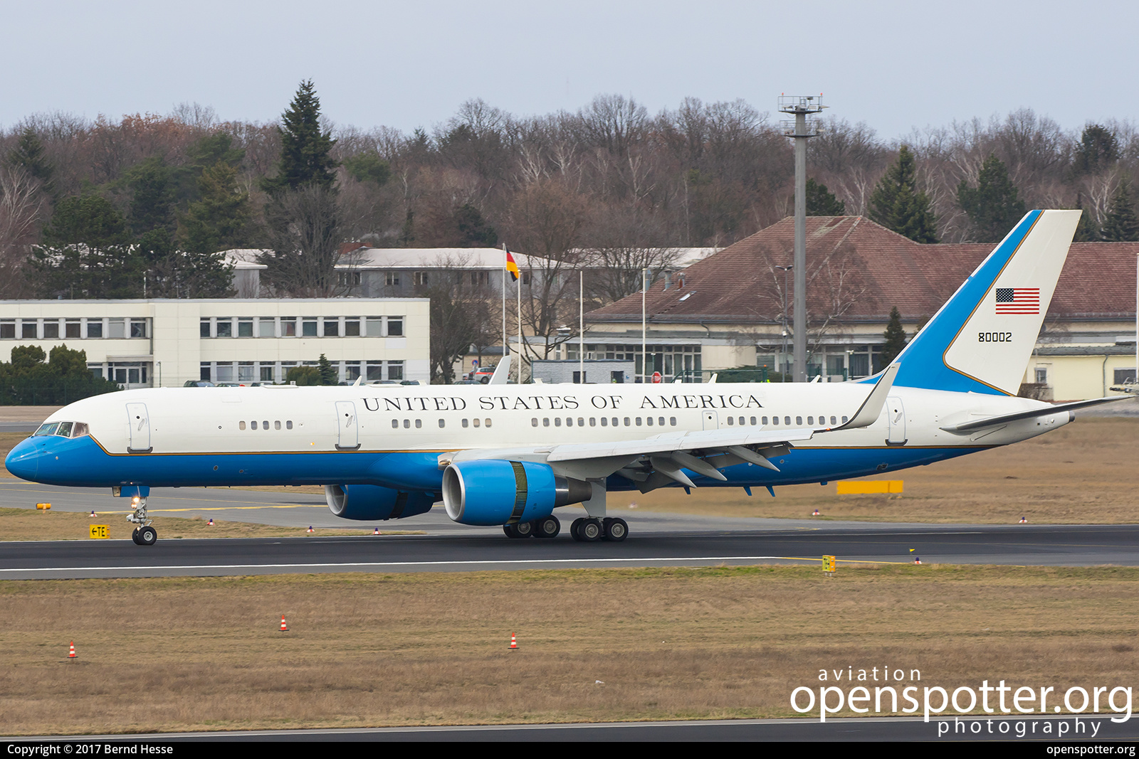 98-0002 - US Airforce (USAF) Boeing VC-32A (757-2G4) at Berlin-Tegel Airport (TXL/EDDT) taken by Bernd Hesse | openspotter.org | ID: 40697