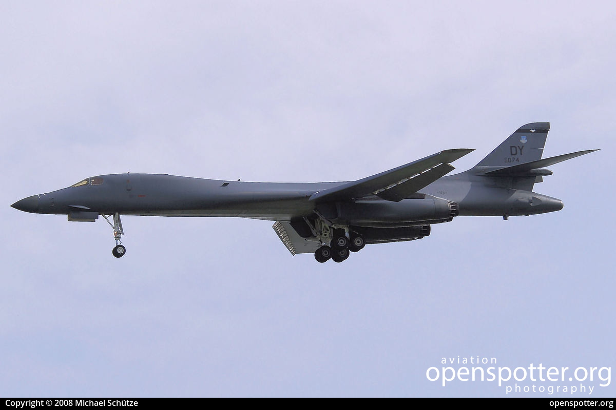 85-0074 - US Airforce (USAF) Rockwell B-1B Lancer at Berlin-Schönefeld International Airport (SXF/EDDB) taken by Michael Schütze | openspotter.org | ID: 10238