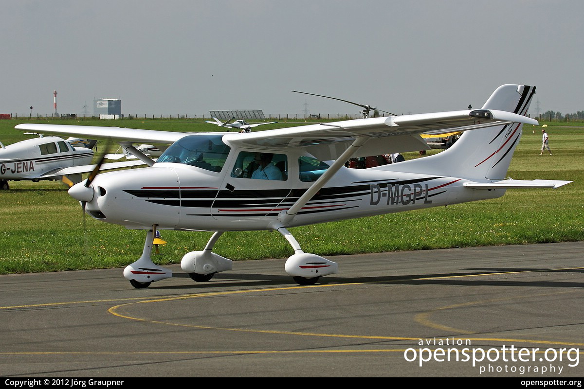D-MGPL - Private / Untitled TL Ultralight TL-3000 Sirius at Verkehrslandeplatz Magdeburg City (EDBM) taken by Jörg Graupner | openspotter.org | ID: 38325