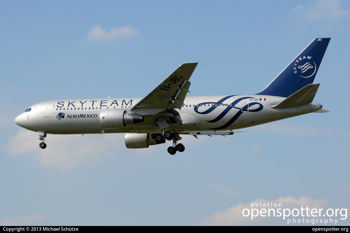 XA-JBC - Aeroméxico Boeing 767-284(ER) at London Heathrow Airport (LHR/EGLL) taken by Michael Schütze | openspotter.org | ID: 7110