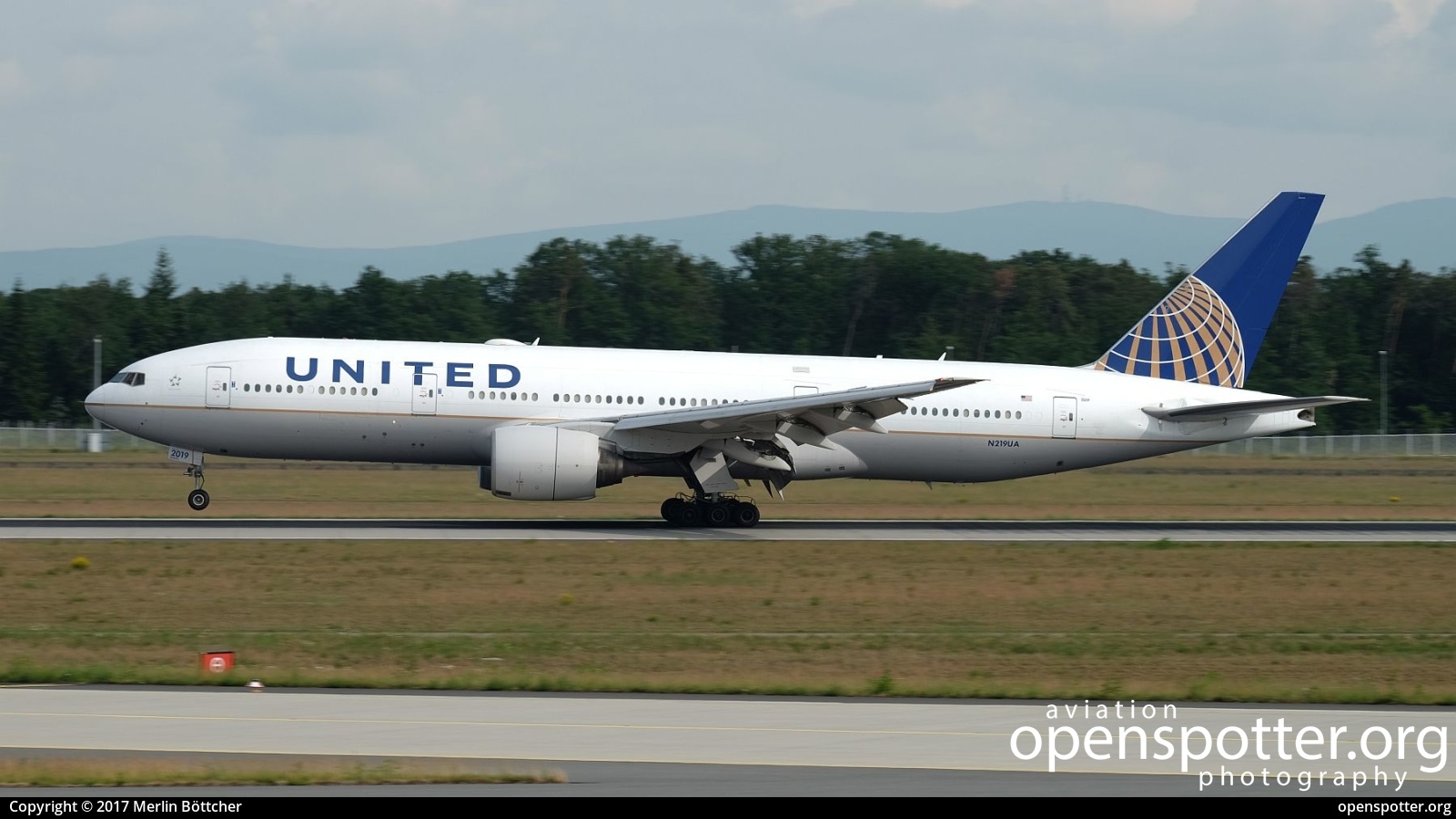 N219UA - United Airlines Boeing 777-222(ER) at Frankfurt International Airport (FRA/EDDF) taken by Merlin Böttcher | openspotter.org | ID: 43179