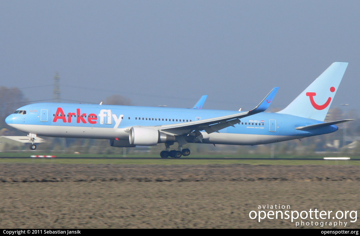 PH-OYJ - Arkefly Boeing 767-304(ER) at Schiphol Airport (AMS/EHAM) taken by Sebastian Jansik | openspotter.org | ID: 2069