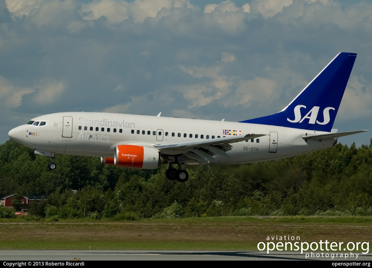SE-DTH - Scandinavian Airlines Boeing 737-683 at Stockholm-Arlanda Airport (ARN/ESSA) taken by Roberto Riccardi | openspotter.org | ID: 8796