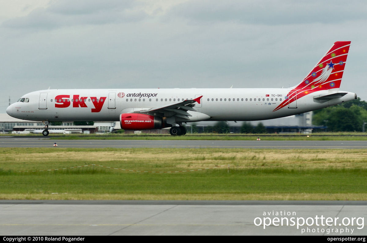 TC-SKI - Sky Airlines Airbus A321-231 at Berlin-Schönefeld International Airport (SXF/EDDB) taken by Roland Pogander | openspotter.org | ID: 2858