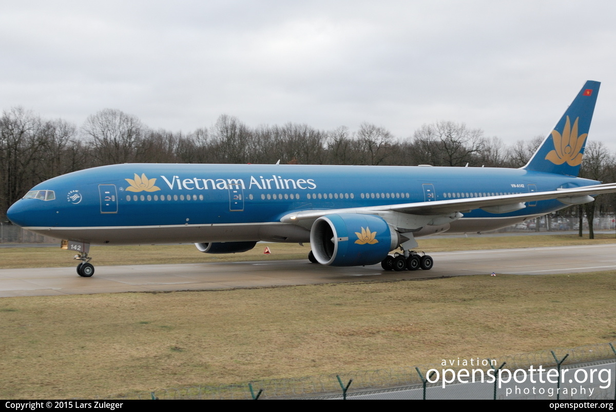 VN-A142 - Vietnam Airlines Boeing 777-2Q8(ER) at Berlin-Tegel Airport (TXL/EDDT) taken by Lars Zuleger | openspotter.org | ID: 25741