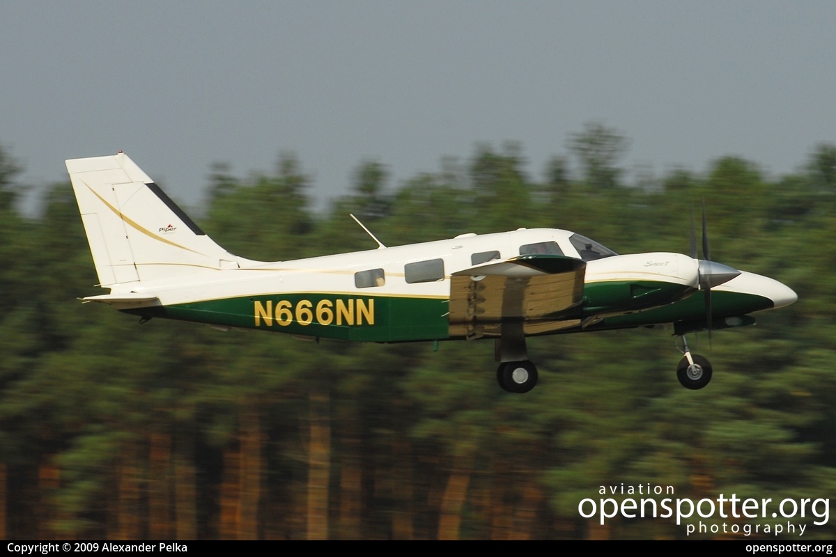 N666NN - Private / Untitled Piper PA-34-200T Seneca II at Flugplatz Schönhagen (EDAZ) taken by Alexander Pelka | openspotter.org | ID: 40927