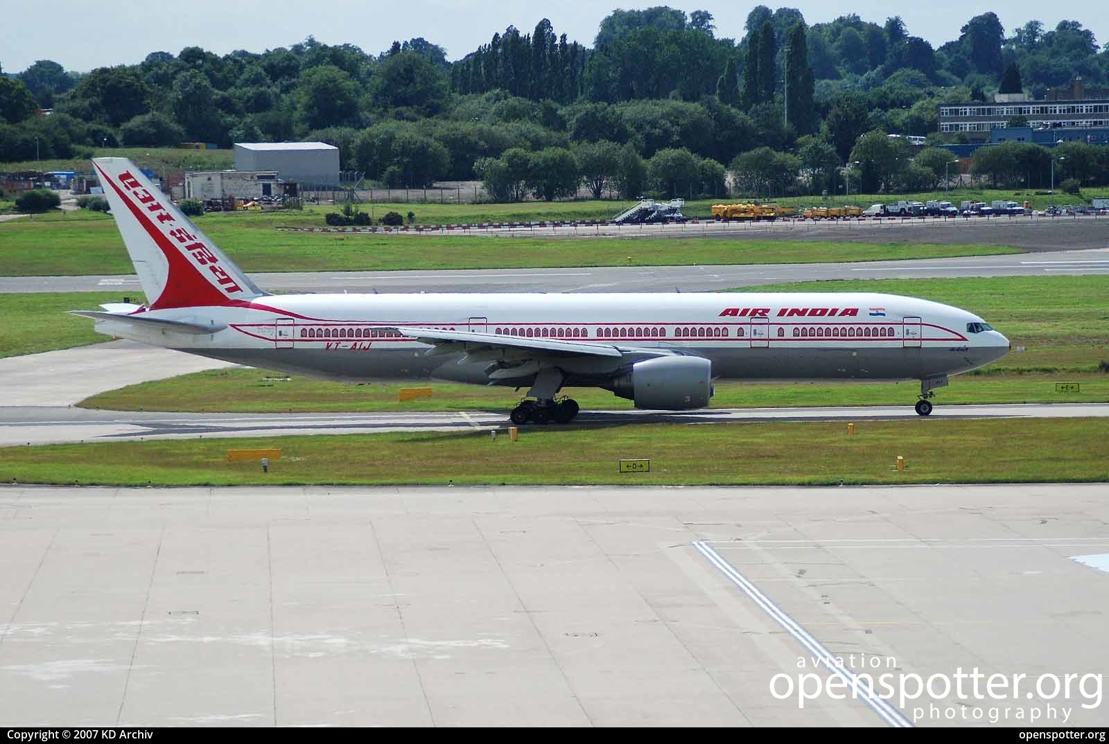 VT-AIJ - Air India Boeing 777-222(ER) at Birmingham International Airport (BHX/EGBB) taken by KD Archiv | openspotter.org | ID: 60894
