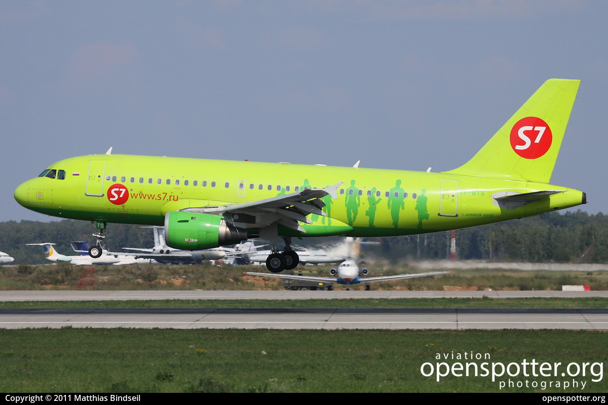 VP-BTS - S7 Airlines Airbus A319-114 at Domodedovo International Airport (DME/UUDD) taken by Matthias Bindseil | openspotter.org | ID: 2579