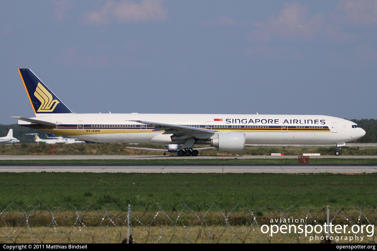 9V-SWK - Singapore Airlines Boeing 777-312(ER) at Domodedovo International Airport (DME/UUDD) taken by Matthias Bindseil | openspotter.org | ID: 2582