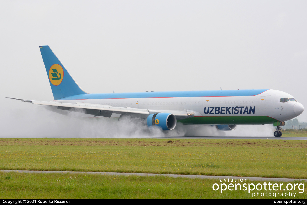 UK67002 - Uzbekistan Airways Boeing 767-33P(ER) at Schiphol Airport (AMS/EHAM) taken by Roberto Riccardi | openspotter.org | ID: 73977