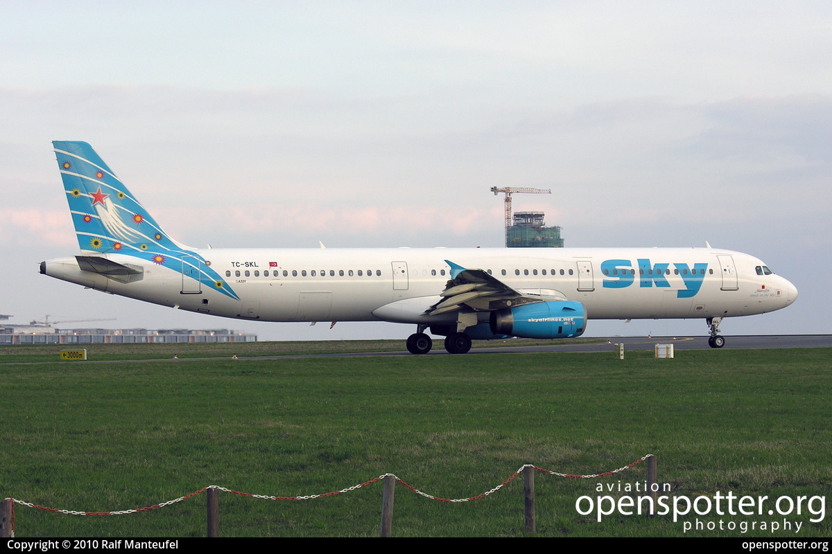TC-SKL - Sky Airlines Airbus A321-231 at Berlin-Schönefeld International Airport (SXF/EDDB) taken by Ralf Manteufel | openspotter.org | ID: 2110