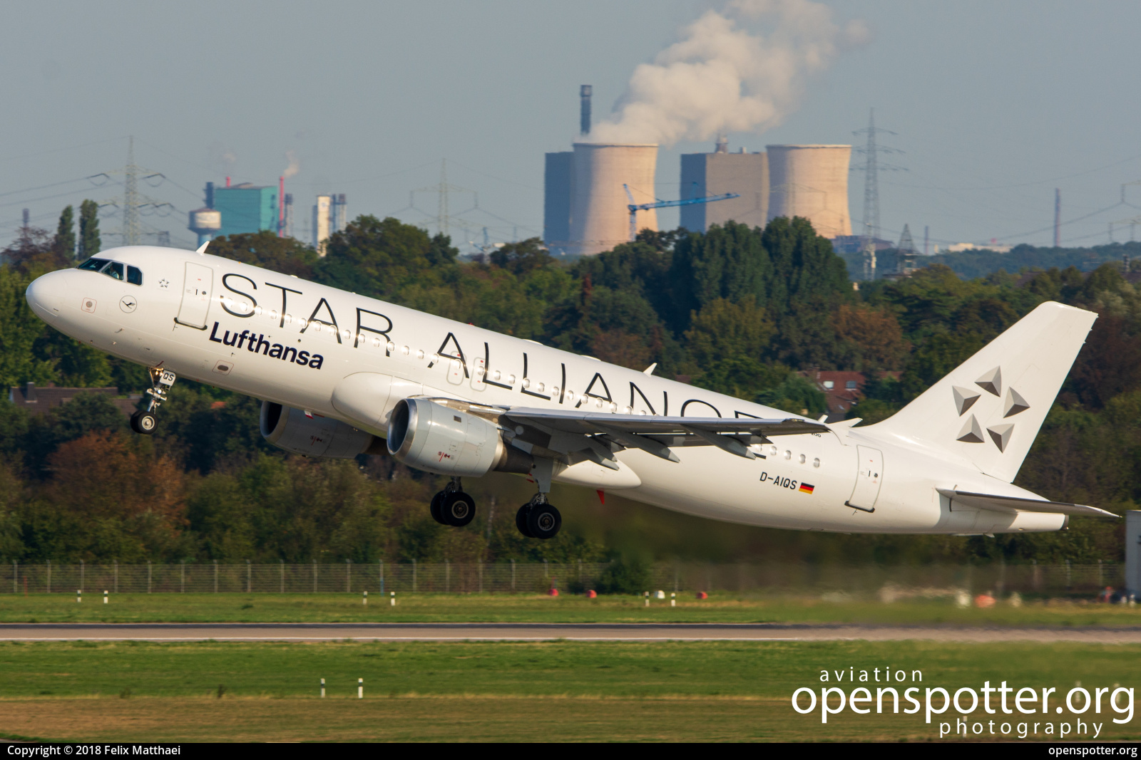 D-AIQS - Lufthansa Airbus A320-211 at Düsseldorf International Airport (DUS/EDDL) taken by Felix Matthaei | openspotter.org | ID: 56621