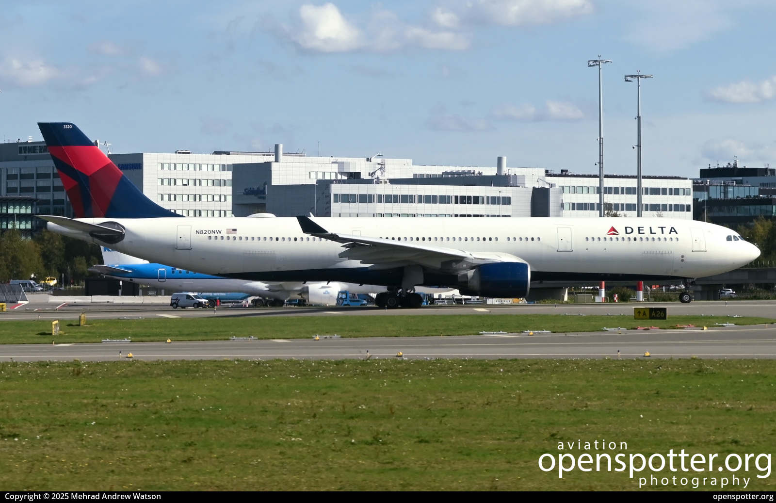 N820NW - Delta Air Lines Airbus A330-323X at Schiphol Airport (AMS/EHAM) taken by Mehrad Andrew Watson | openspotter.org | ID: 90477