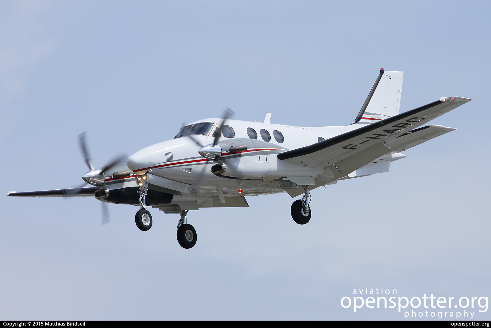 F-HARC - Private / Untitled Beechcraft King Air 90 at Paris - Le Bourget Airport (LBG/LFPB) taken by Matthias Bindseil | openspotter.org | ID: 43377