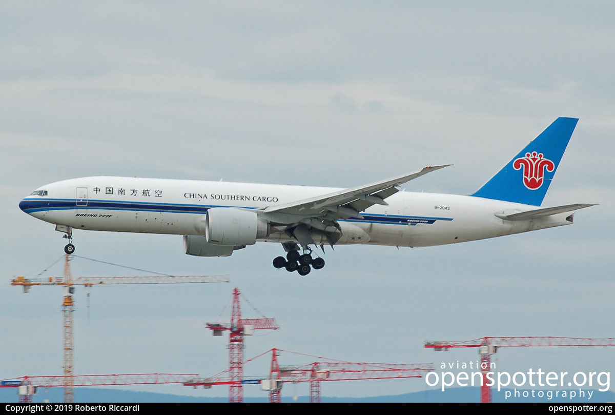 B-2042 - China Southern Airlines Boeing 777-F1B at Frankfurt International Airport (FRA/EDDF) taken by Roberto Riccardi | openspotter.org | ID: 66571