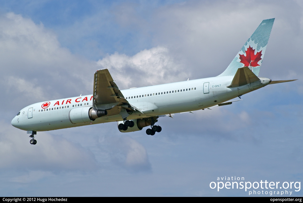 C-GHLT - Air Canada Boeing 767-333(ER) at Vancouver International Airport (YVR/CYVR) taken by Hugo Hochedez | openspotter.org | ID: 7573
