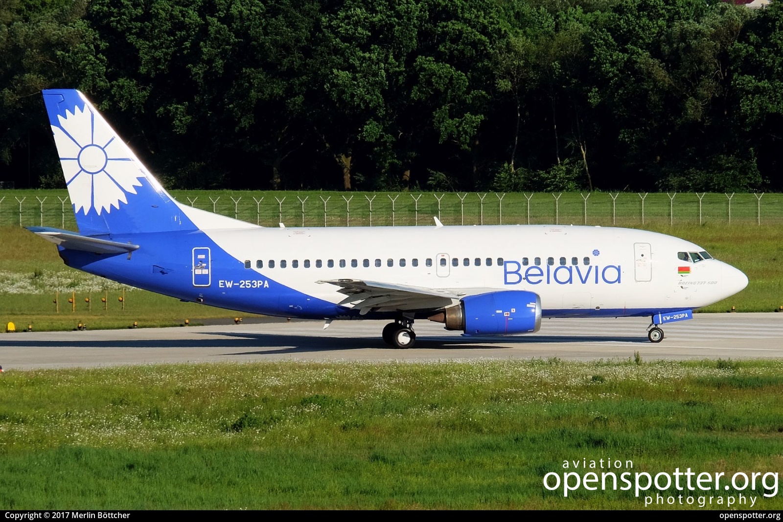 EW-253PA - Belavia Belarusian Airlines Boeing 737-524 at Hanover-Langenhagen Airport (HAJ/EDDV) taken by Merlin Böttcher | openspotter.org | ID: 49236