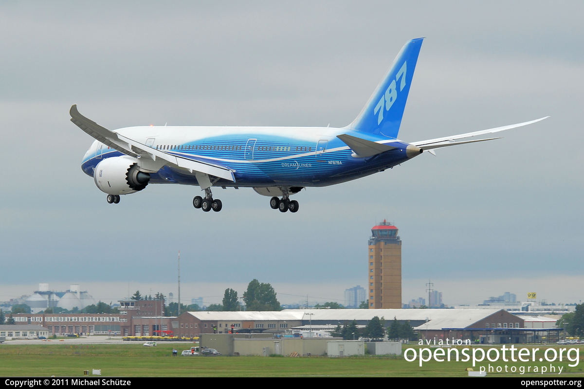 N787BA - Boeing Boeing 787-881 Dreamliner at Berlin-Schönefeld International Airport (SXF/EDDB) taken by Michael Schütze | openspotter.org | ID: 10551