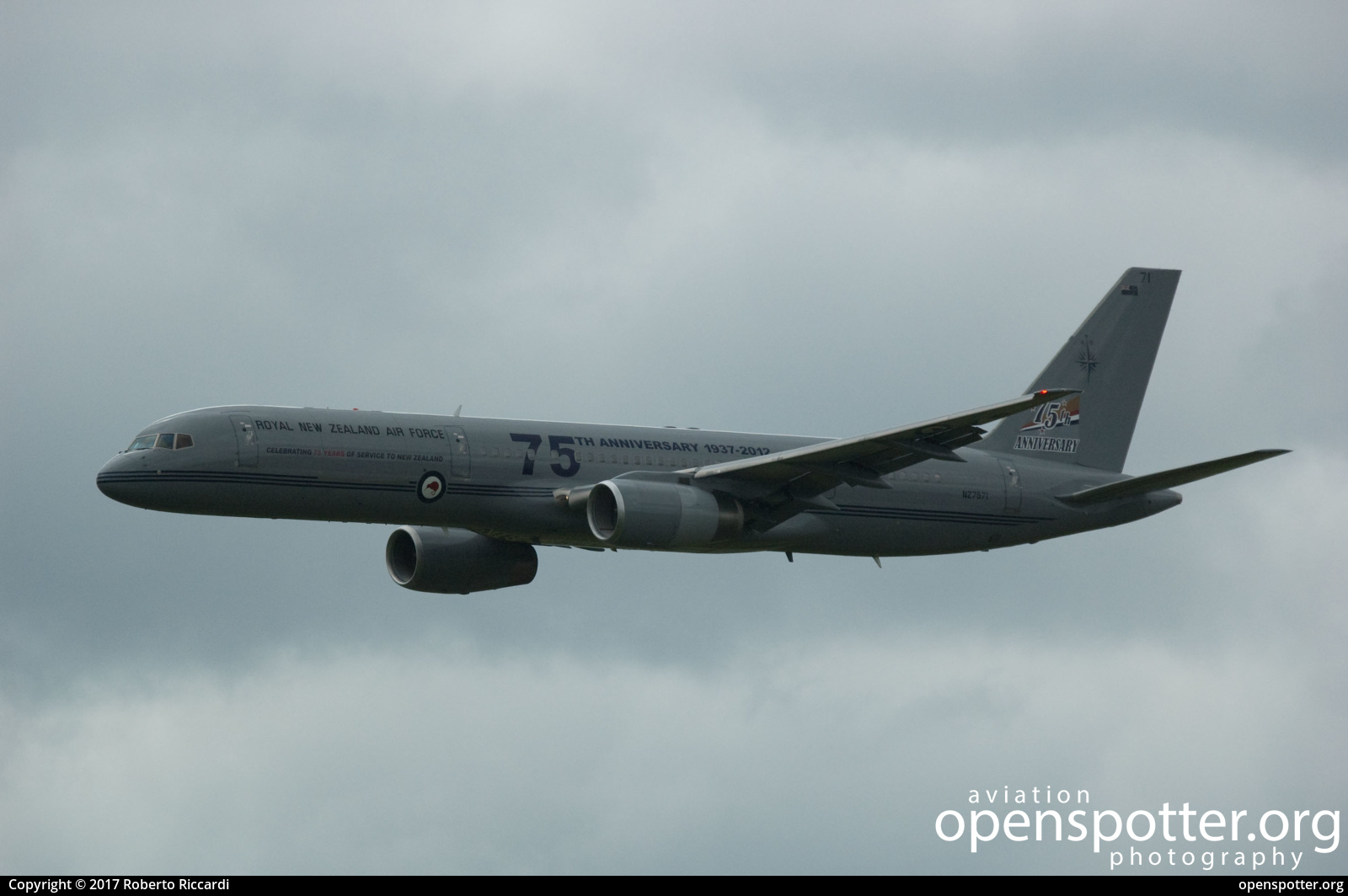 NZ7571 - Royal New Zealand Air Force Boeing 757-2K2 at RAF Fairford (FFD/EGVA) taken by Roberto Riccardi | openspotter.org | ID: 41597