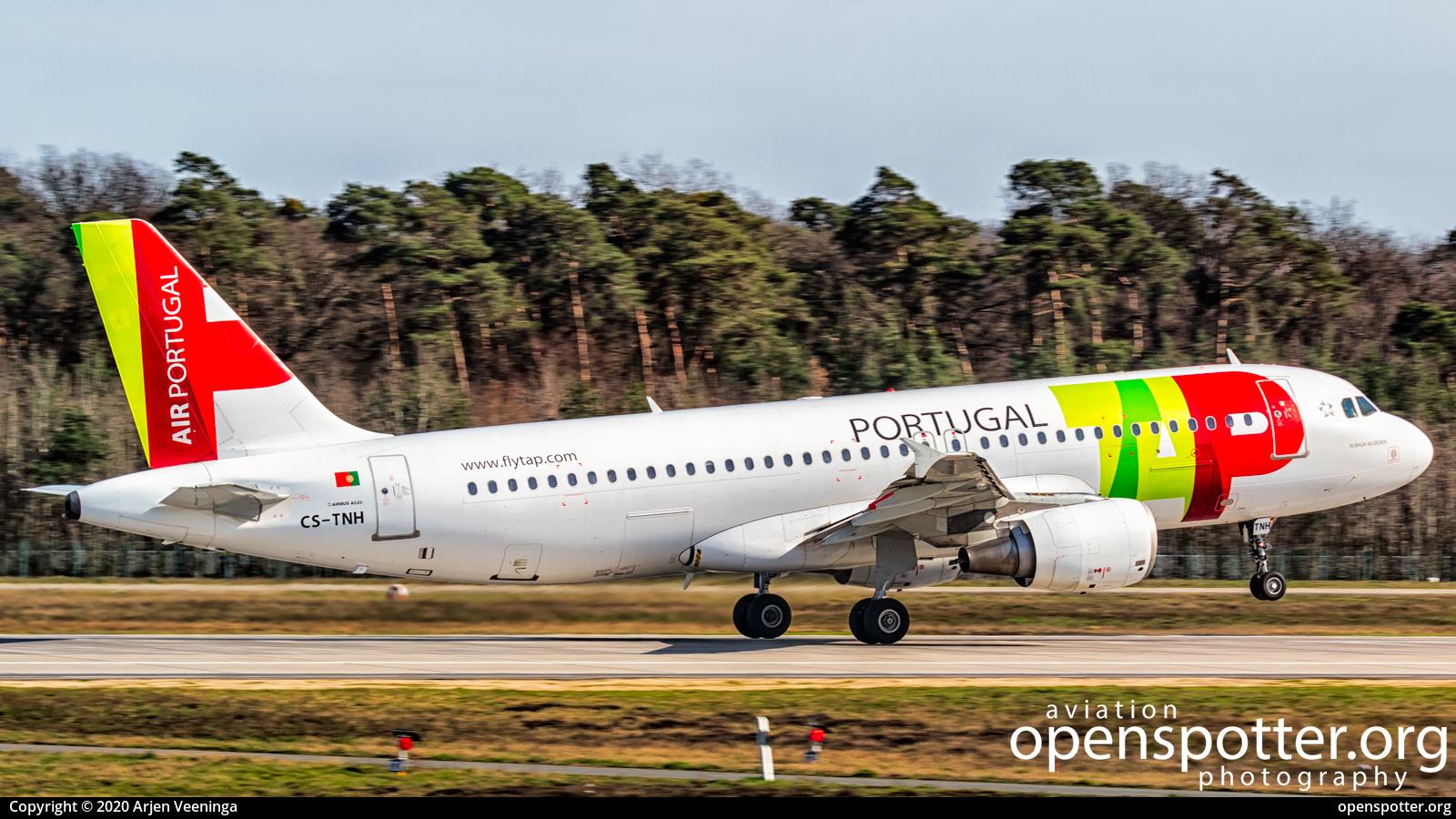 CS-TNH - TAP - Air Portugal Airbus A320-214 at Frankfurt International Airport (FRA/EDDF) taken by Arjen Veeninga | openspotter.org | ID: 90051