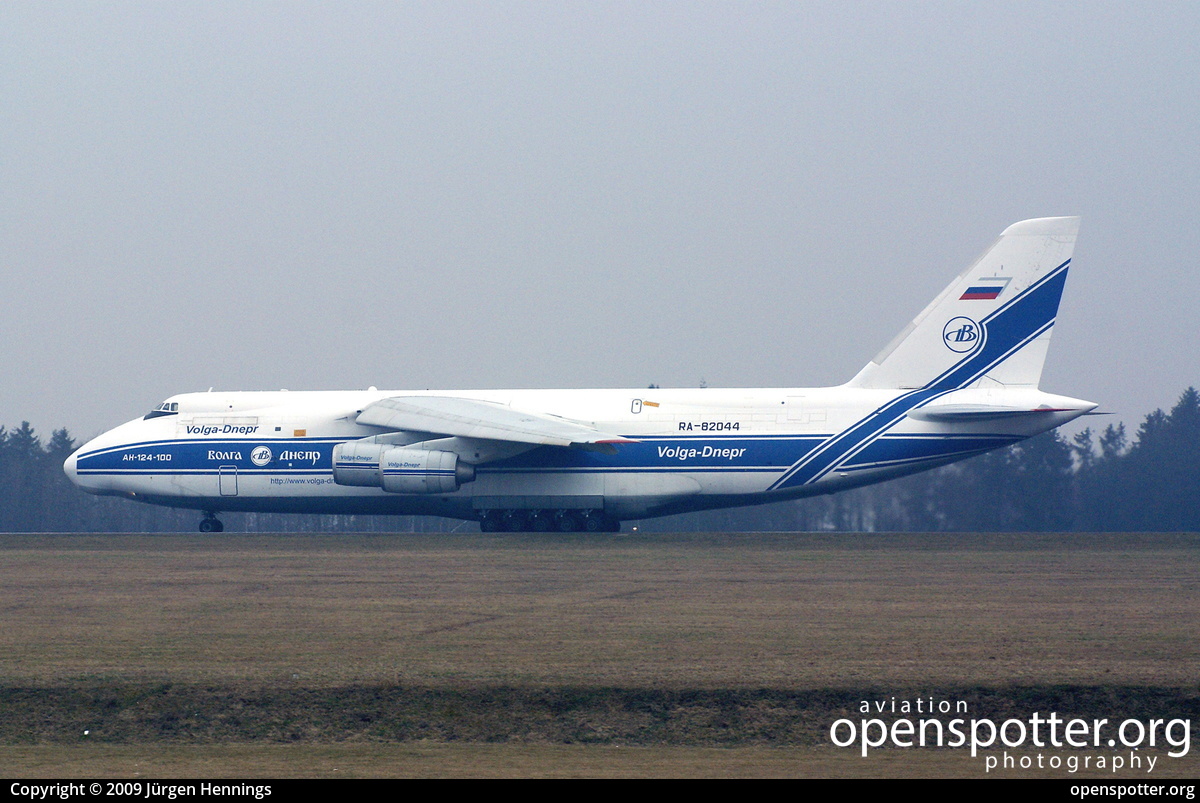 RA-82044 - Volga-Dnepr Airlines Antonov An-124-100 at Frankfurt-Hahn Airport (HHN/EDFH) taken by Jürgen Hennings | openspotter.org | ID: 35669